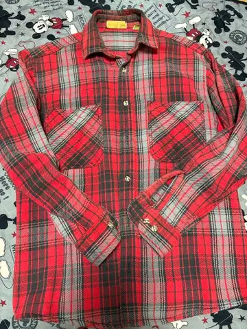 빨간색과 그레이 체크 무늬 플란넬 셔츠