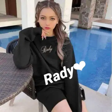 Rady 로고 셋업 트레이닝복 하프 팬츠 베이지색입니다