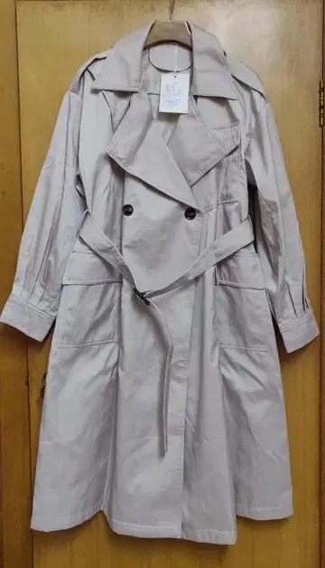 베이지 더블 브레스트 트렌치코트