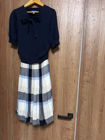 Blue Label 네이비 리본 포함 반팔 무릎 기장 니트 원피스