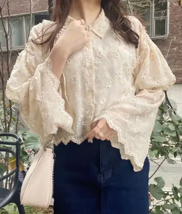 입체 레이스 플라워 블라우스