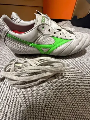 미즈노 축구화 화이트/그린