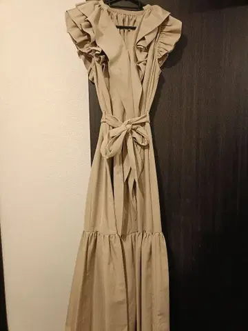 에이미 이스트 월 베이지 프릴 슬리브리스 롱 원피스