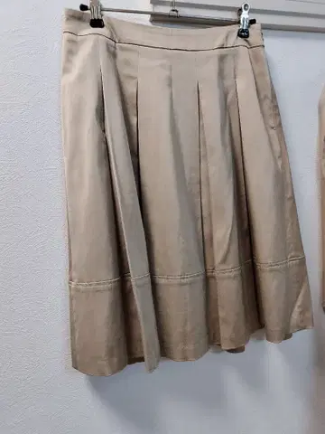 엠프리미어 블랙 스커트 베이지