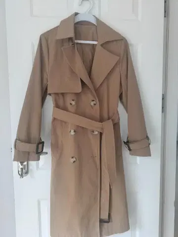 베이지 더블 브레스트 트렌치코트