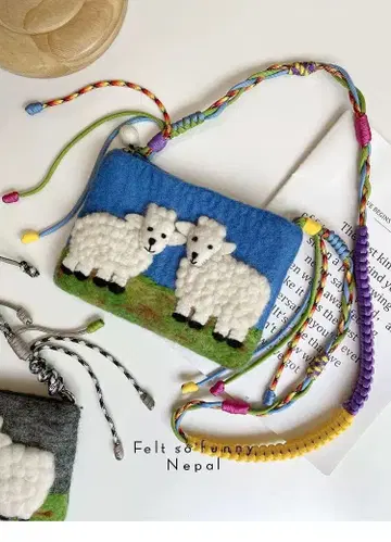 새상품급 미사용 양 펠트 자수 숄더백