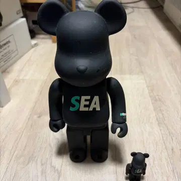 SEA 로고 블랙 베어브릭 대 미니 세트 400%
