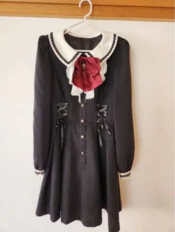 [ 시크릿허니 ] 레이스업 리본 프릴 원피스 ( 블랙 )