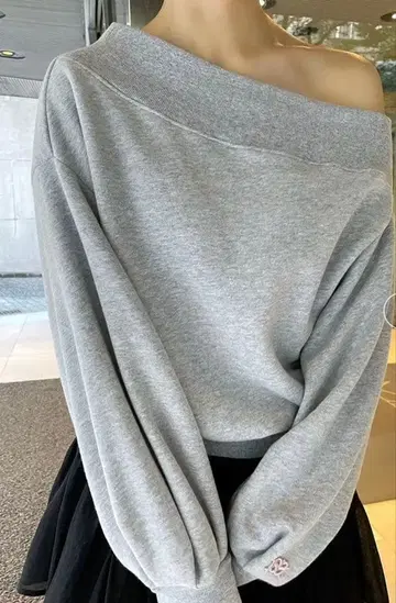 SNIDEL 원 숄더 로고 맨투맨