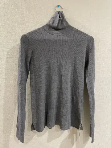 Mila Owen 그레이 터틀넥 리브 니트 미사용