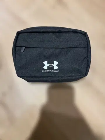 UNDER ARMOUR 블랙 파우치