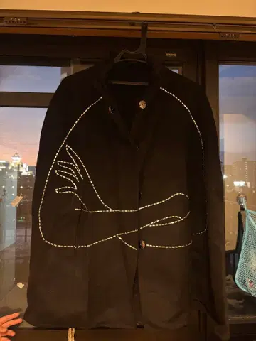 울 소재 블랙 자수 케이프 자켓