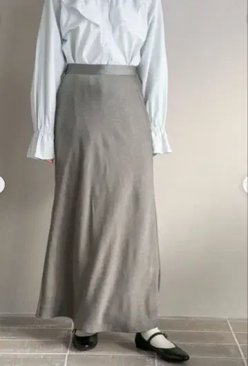LOWRYS FARM 주름 새틴 플레어 SK 롱 스커트 그레이
