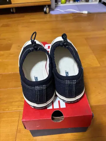새상품 여성용 CONVERSE 데님 네이비 슬립온 스니커즈 25cm