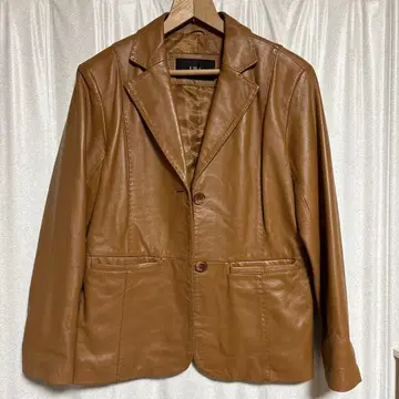 부드러운 소재의 양가죽 블레이저