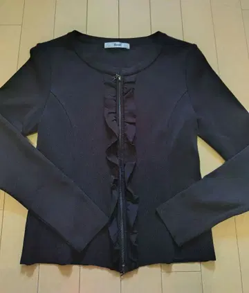 컨디션 최상 르네 프릴 가디건 폭시 TOCCA