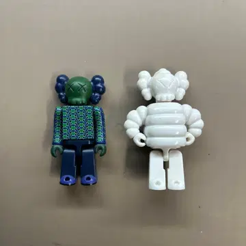 큐브릭 100% KAWS 카우스 2체 세트