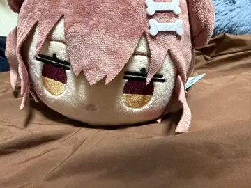 이누가미 코로네 누워있는 봉제 인형