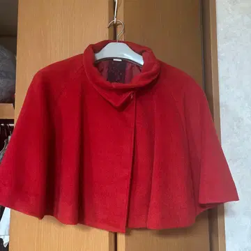 빨간색 케이프 스타일 코트