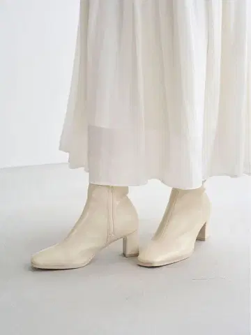 SNIDEL 핏 숏부츠 화이트