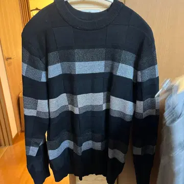 블랙과 그레이의 보더 니트 스웨터