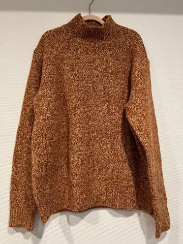 유니클로 JW ANDERSON 수플레얀 모크넥 스웨터