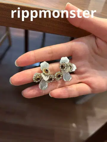 립몬스터 rippmoster 꽃 디자인 귀걸이 (양쪽 귀용)