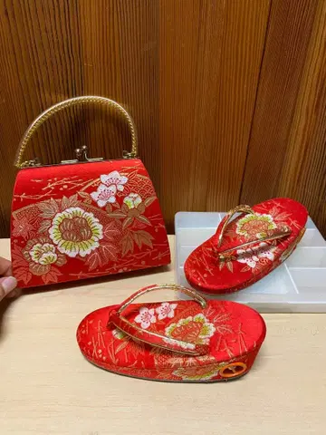 빨간색 꽃무늬 핸드백과 일본 나막신 세트 시치고산