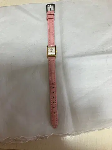 캐서린 햄넷 핑크 가죽 손목시계