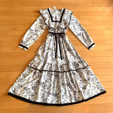 새상품 셀포트레이트 르네 스나이델 자라 꽃무늬 좋아하시는 분