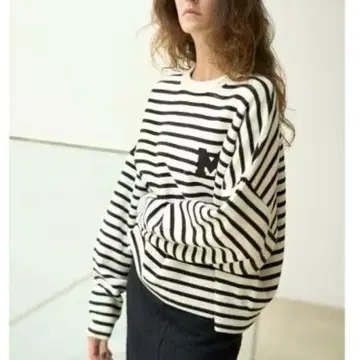 새상품급 트레이닝복처럼 보이는 니트 보더 미라 오웬