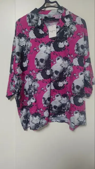 핑크 스컬과 꽃무늬 올 패턴 셔츠 7부 소매 정도입니다.