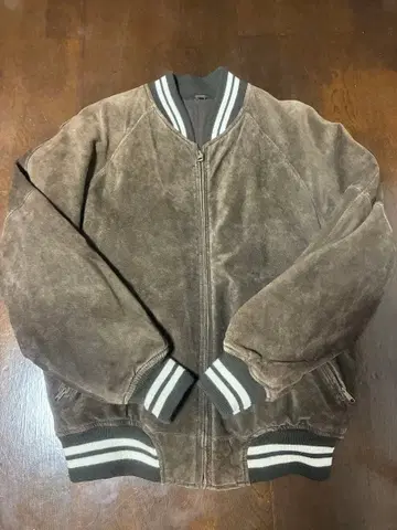 COMME CA DU MODE MEN 피그 레더 바시티 자켓 브라운