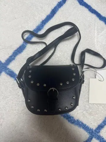 스터드 장식 블랙 숄더백