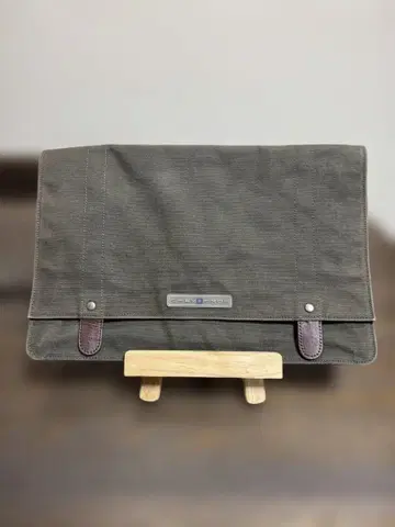 CHEVIGNON 올리브 그린 숄더백