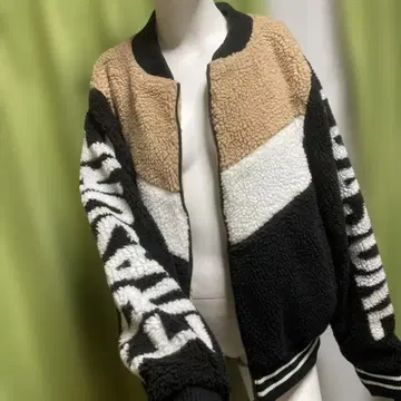 남성용 보아 자켓 베이지 블랙 화이트.