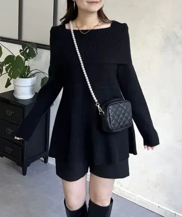 페플럼 오프숄더 니트탑 새상품급