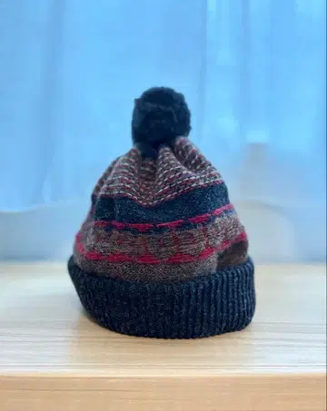 Nine Tailor 폼폼 포함 니트 모자