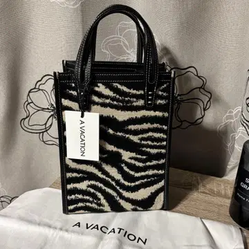 새상품 A VACATION CARAMEL ZEBRA 제브라 토트백