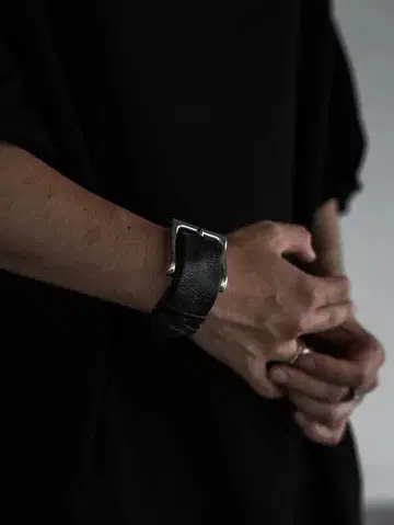 프라이 슈 Sculpted Leather Buckle Bracelet