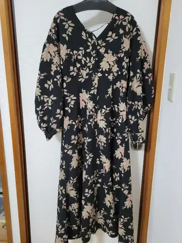 블랙 베이스에 꽃무늬 롱 원피스