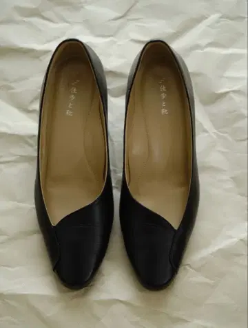 블랙 가죽 오픈토 펌프스