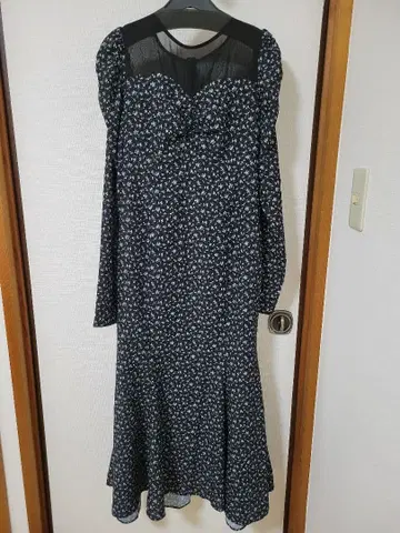 블랙과 파랑 꽃무늬 긴팔 원피스