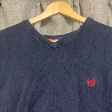 CHAPS 네이비 V넥 슬리브리스 니트