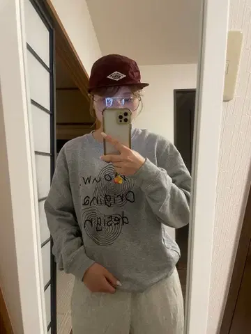 그레이 프린트 맨투맨