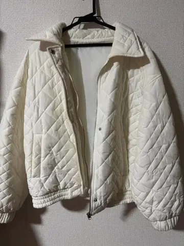 화이트 퀼팅 다운 자켓
