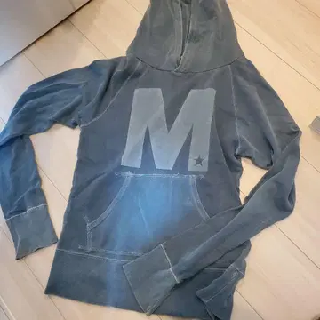 그레이 M 로고 후드티