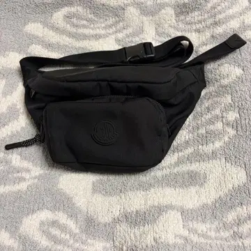 MONCLER 블랙 바디백
