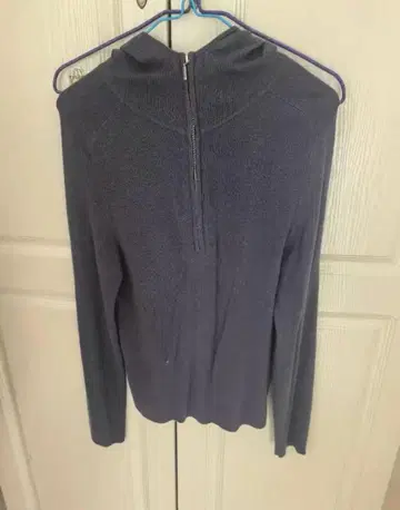 다크 그레이 하이넥 긴팔 스웨터