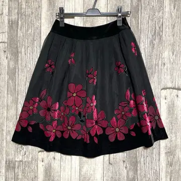 엠즈 그레이시 [새상품급] 블랙과 빨간색 꽃무늬 플레어 스커트 38